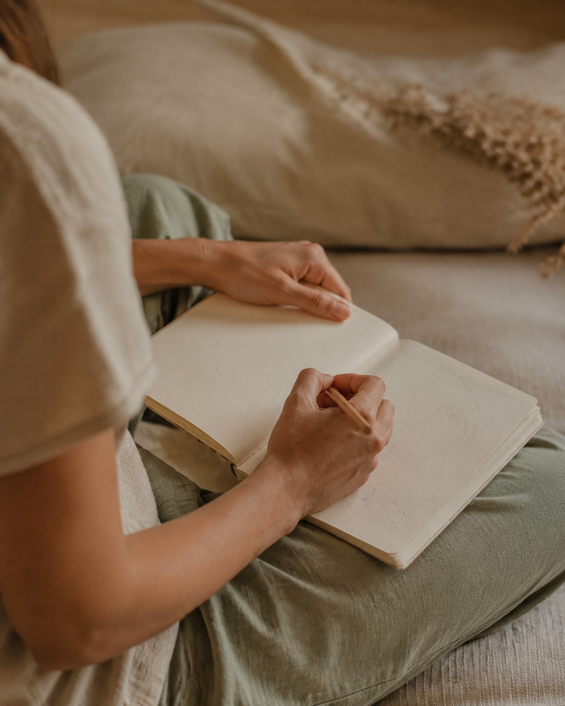 Mujer escribiendo en un cuaderno
