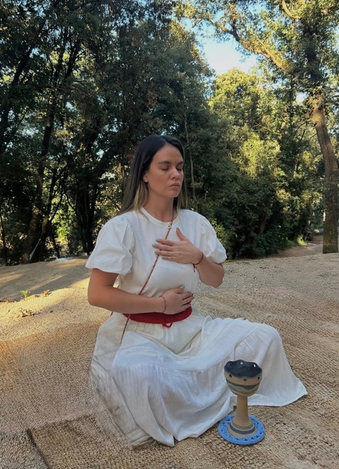 Bea sentada en meditación al aire libre
